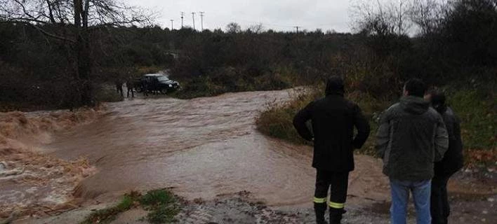 Βόλος: Εξι άνθρωποι εγκλωβίστηκαν όλη νύχτα από χείμαρρο (βίντεο)